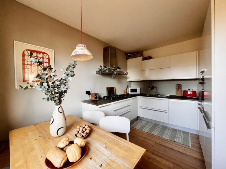Proponiamo in vendita a Povo, in località Borino, in Via Brenz, un elegante appartamento con accesso indipendente inseri