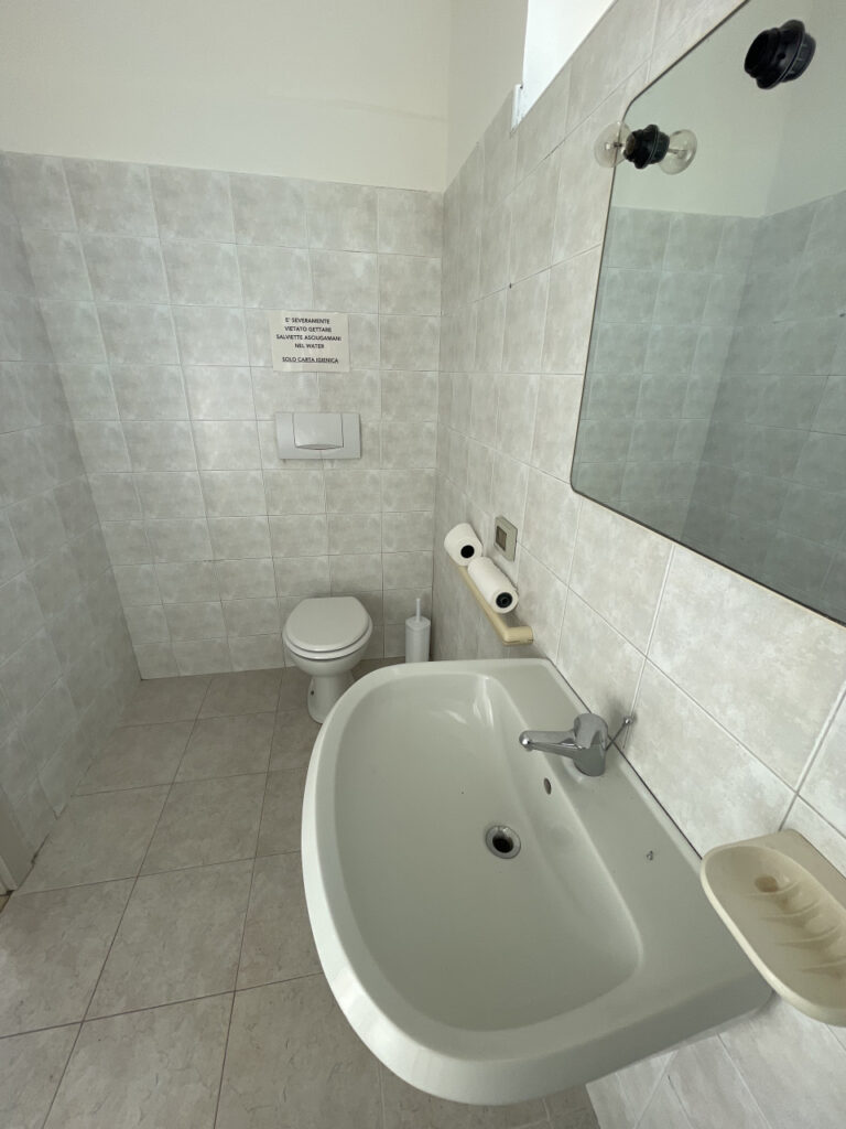 Proponiamo in locazione un ampio e luminoso laboratorio/magazzino di circa 180 metri a Trento. L’immobile si trova in vi