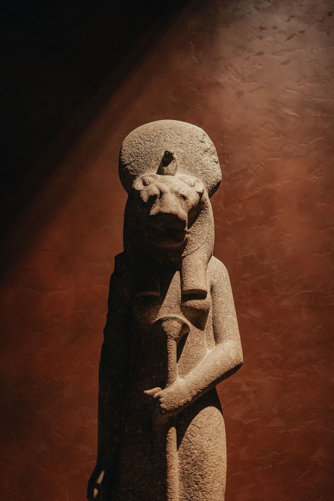 Statua in granito della dea leonessa Sekhmet
